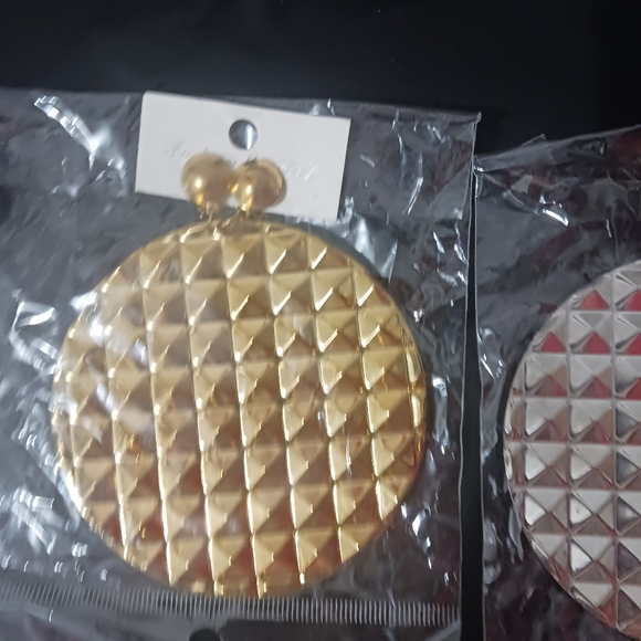 Bundle of Women Big Circle fashion earrings - Picture 5 of 7